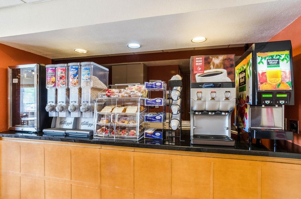 Econo Lodge Inn & Suites I-35 At Shawnee Mission Оверленд Парк Экстерьер фото