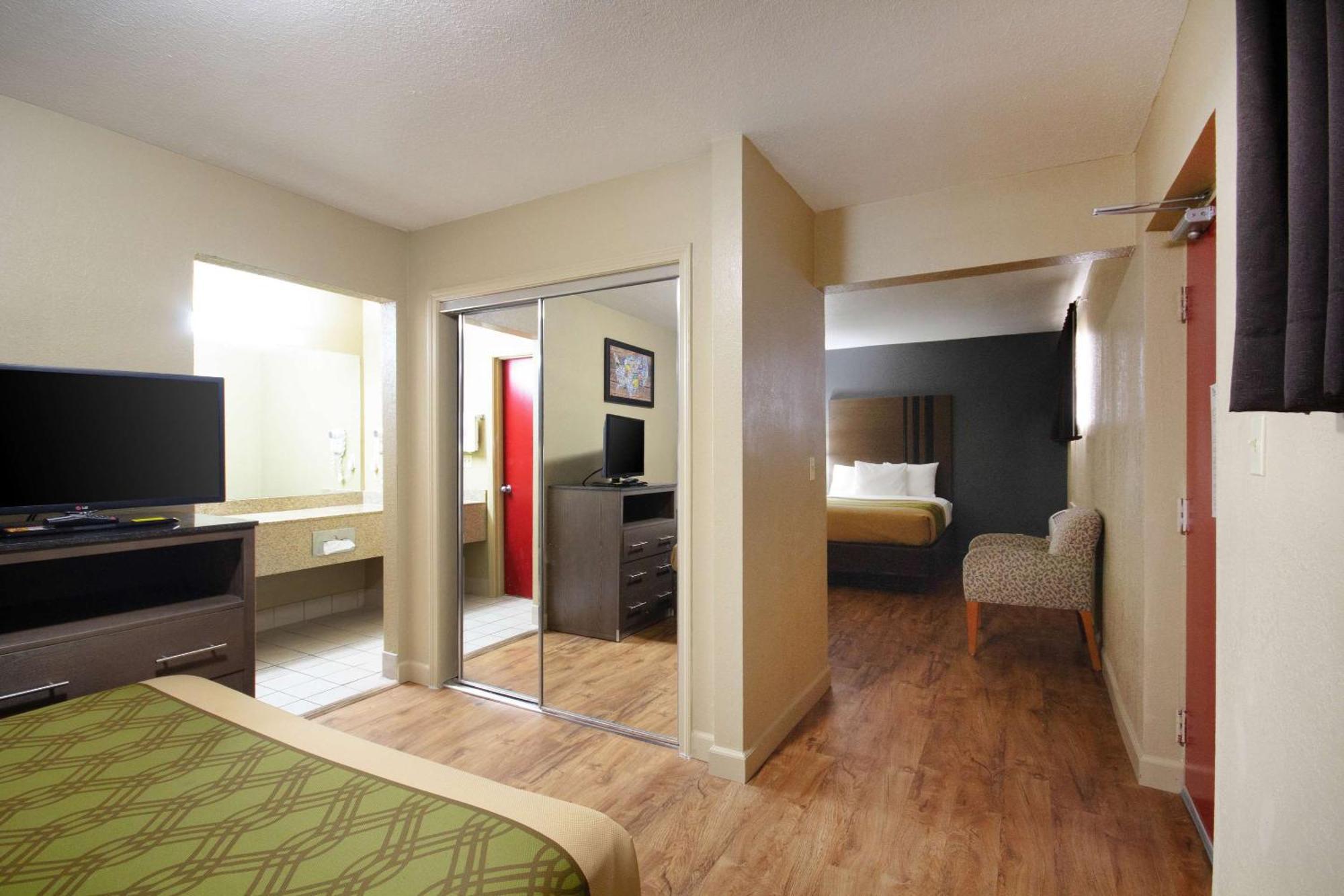 Econo Lodge Inn & Suites I-35 At Shawnee Mission Оверленд Парк Экстерьер фото